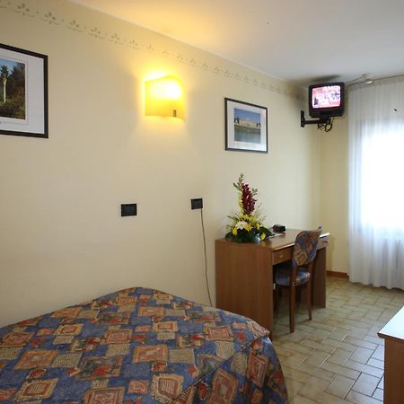 דולו Albergo Alla Campana מראה חיצוני תמונה
