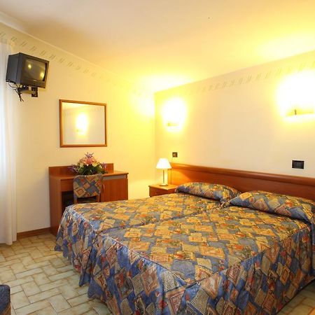 דולו Albergo Alla Campana מראה חיצוני תמונה
