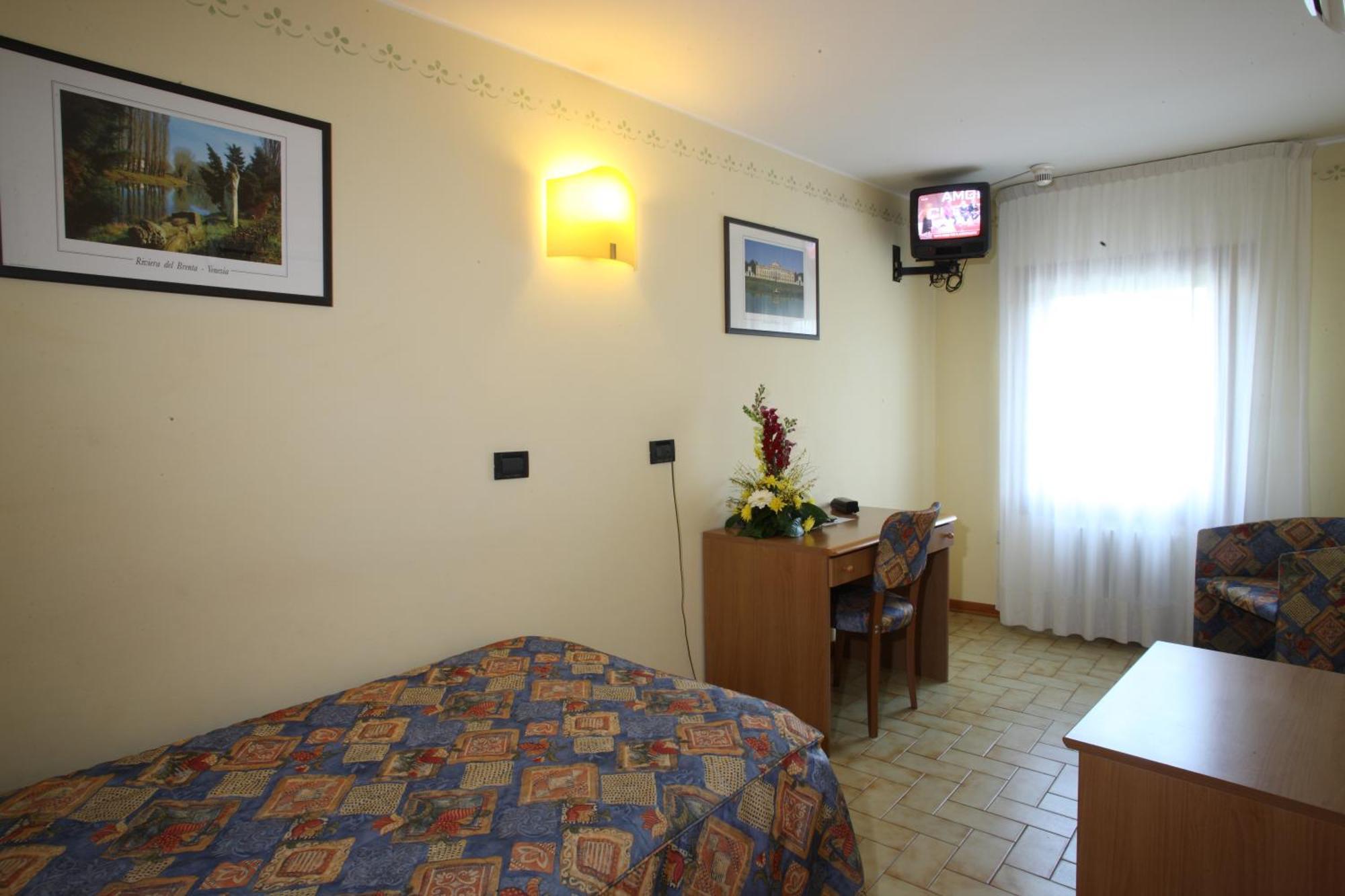 דולו Albergo Alla Campana מראה חיצוני תמונה