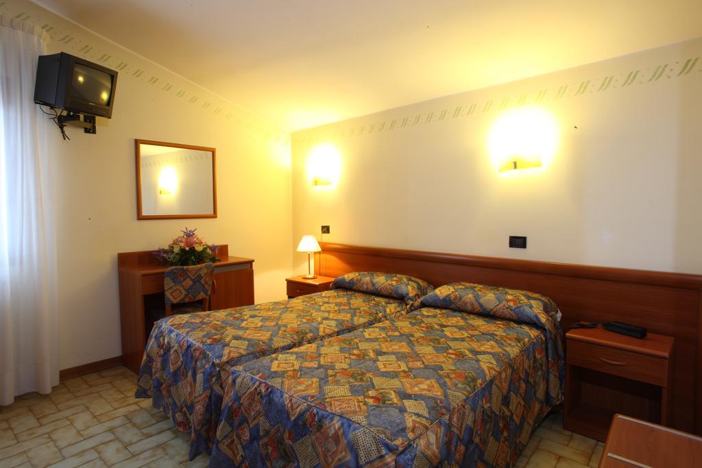 דולו Albergo Alla Campana מראה חיצוני תמונה