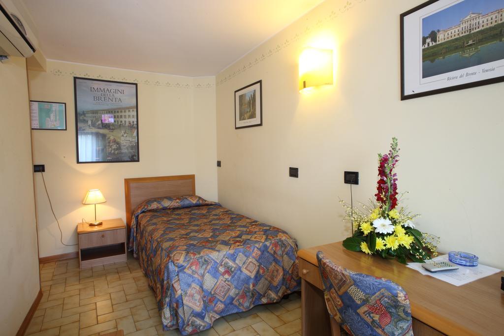 דולו Albergo Alla Campana מראה חיצוני תמונה