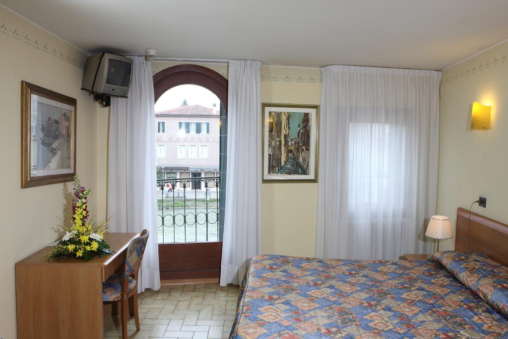 דולו Albergo Alla Campana מראה חיצוני תמונה