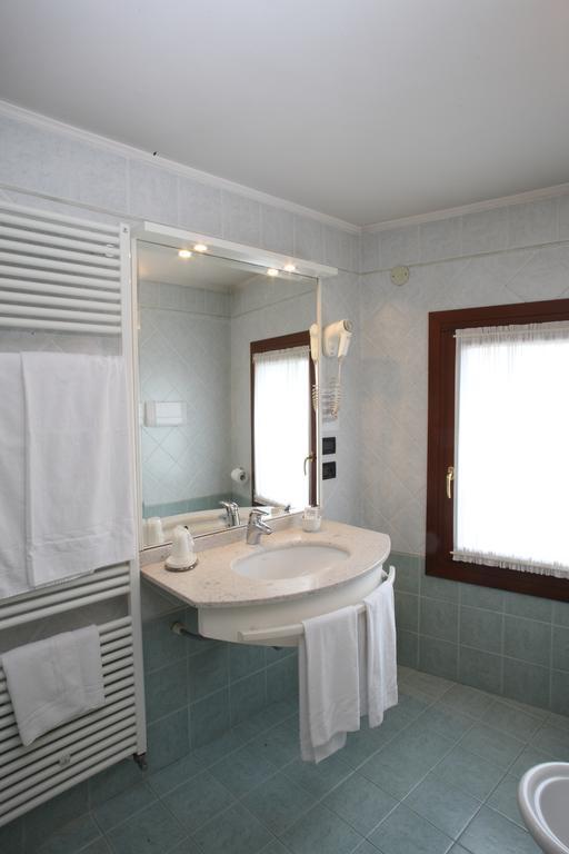 דולו Albergo Alla Campana מראה חיצוני תמונה