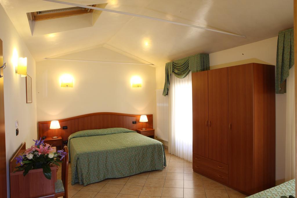 דולו Albergo Alla Campana מראה חיצוני תמונה