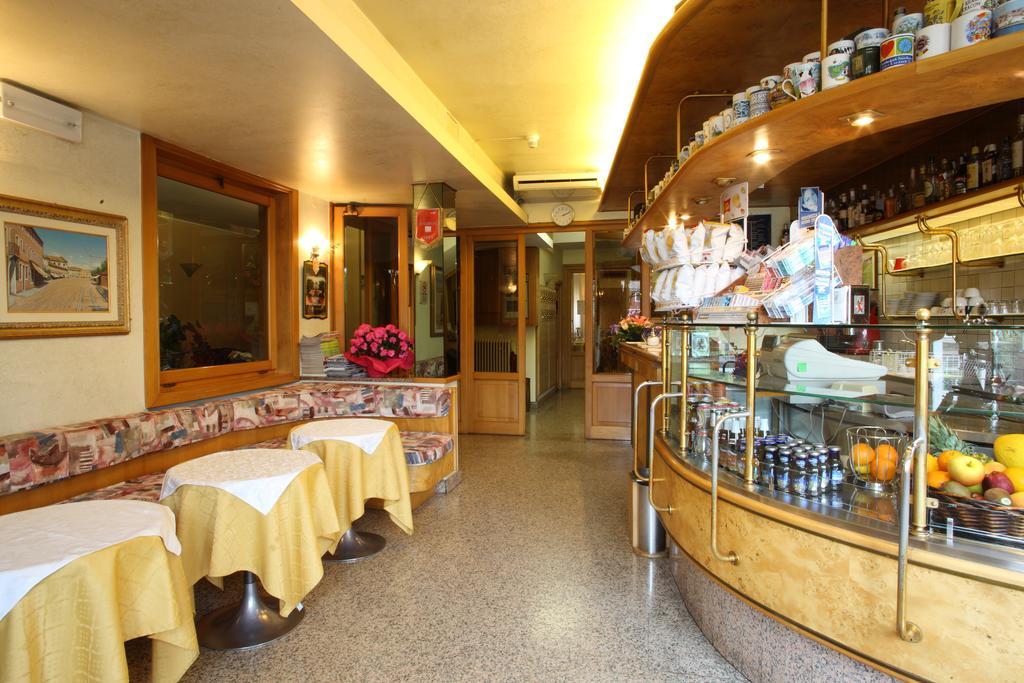 דולו Albergo Alla Campana מראה חיצוני תמונה