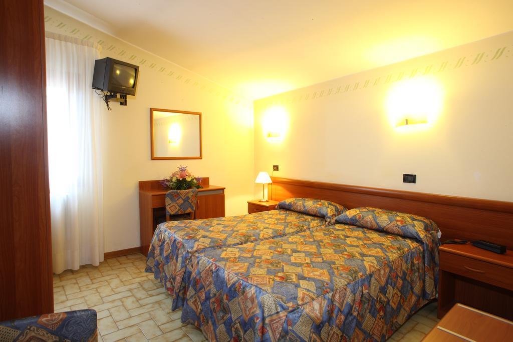 דולו Albergo Alla Campana מראה חיצוני תמונה